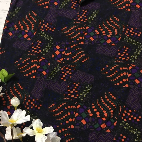 LuLaRoe Irma Tunic Top Abstract Art Print Dolman Sleeve NWT M Black Purple - Picture 2 of 2